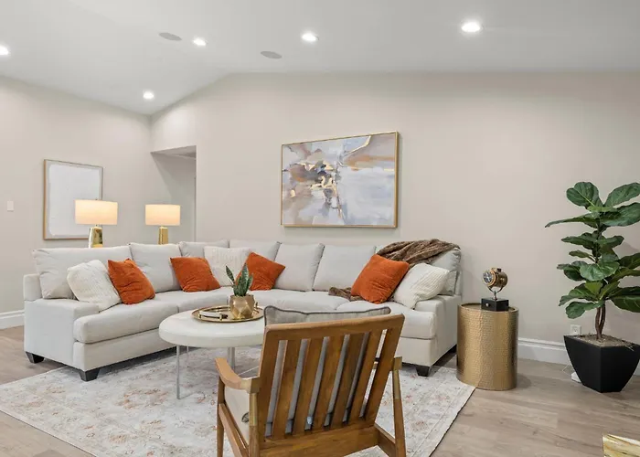 Elegant Renovated W Backyard Misters & Pool Holiday home