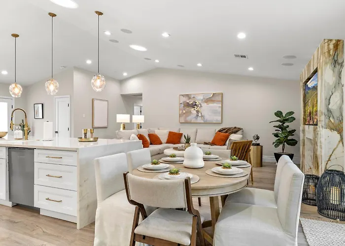 Elegant Renovated W Backyard Misters & Pool Holiday home Phoenix