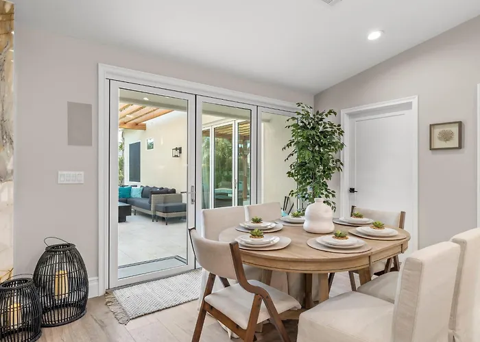 Elegant Renovated W Backyard Misters & Pool Holiday home *