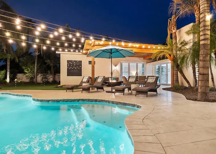 Holiday home Elegant Renovated W Backyard Misters & Pool Phoenix