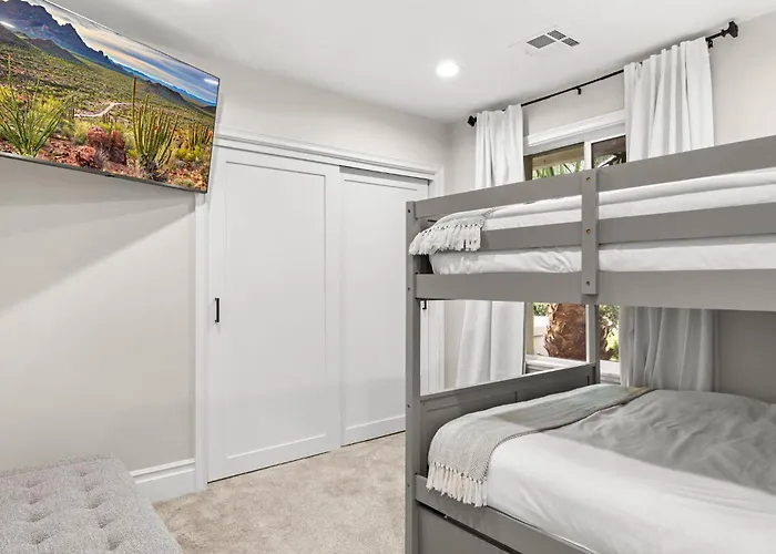 Elegant Renovated W Backyard Misters & Pool Holiday home