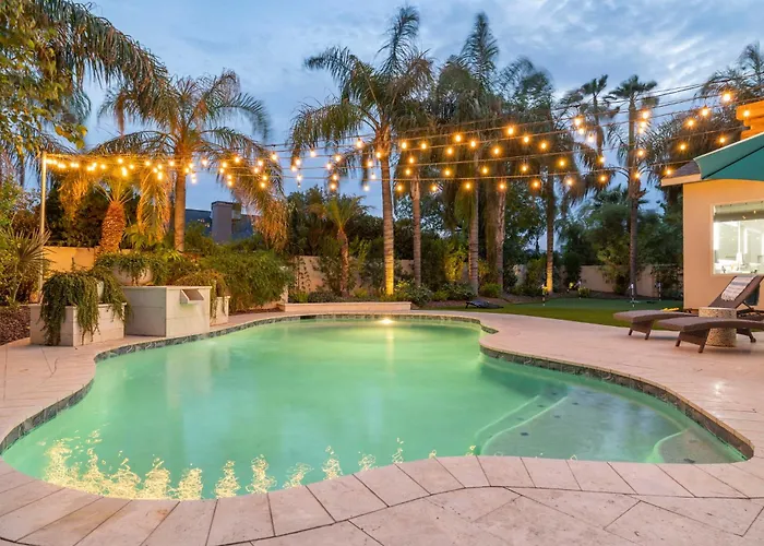 Elegant Renovated W Backyard Misters & Pool Holiday home *