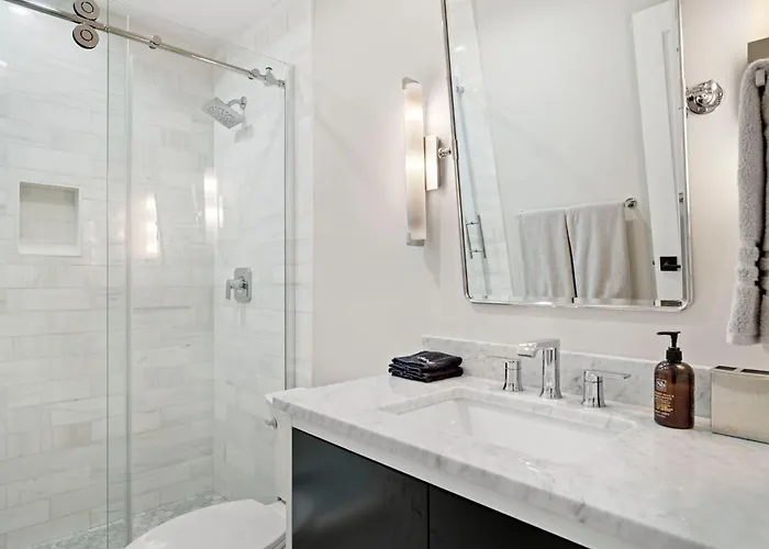 Holiday home Elegant Renovated W Backyard Misters & Pool Phoenix