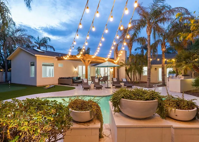 Holiday home Elegant Renovated W Backyard Misters & Pool Phoenix