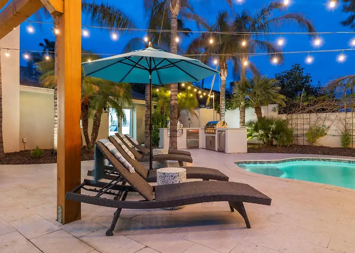 Holiday home Elegant Renovated W Backyard Misters & Pool