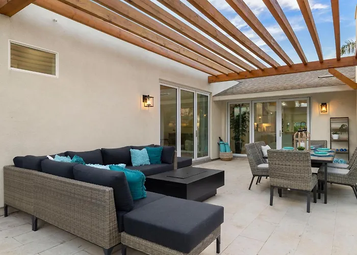 Holiday home Elegant Renovated W Backyard Misters & Pool