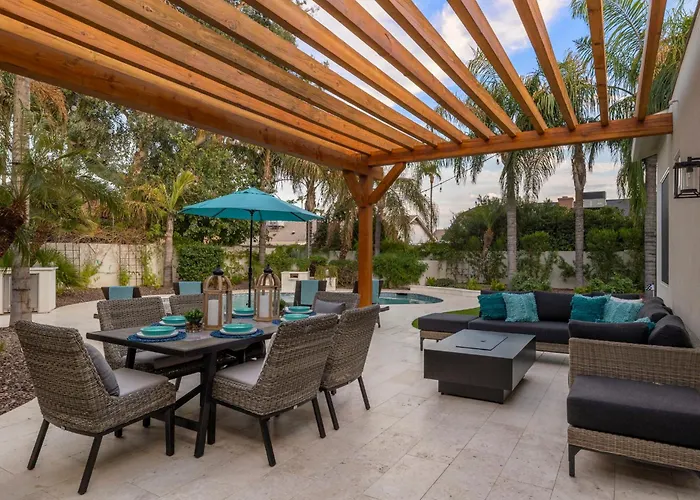 Elegant Renovated W Backyard Misters & Pool Holiday home *