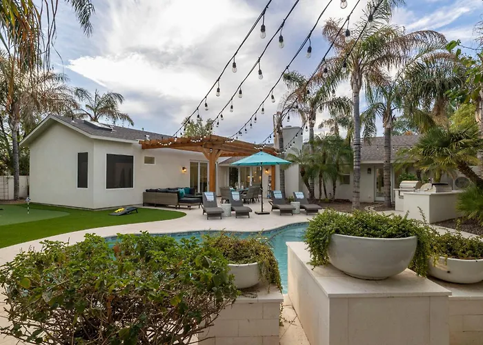 Elegant Renovated W Backyard Misters & Pool Holiday home