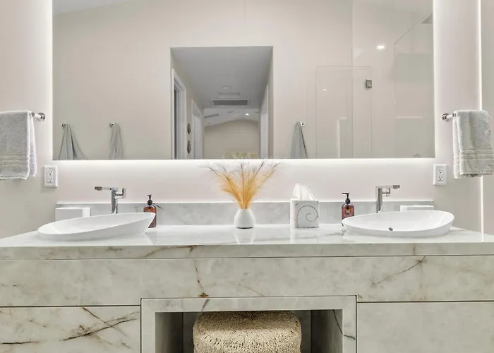 Elegant Renovated W Backyard Misters & Pool Holiday home *