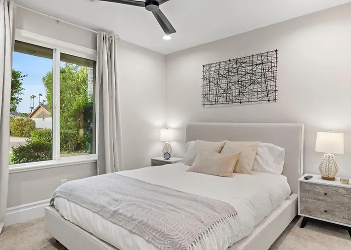 Holiday home Elegant Renovated W Backyard Misters & Pool *