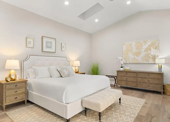 Holiday home Elegant Renovated W Backyard Misters & Pool *