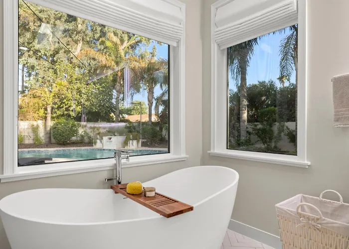 Holiday home Elegant Renovated W Backyard Misters & Pool Phoenix