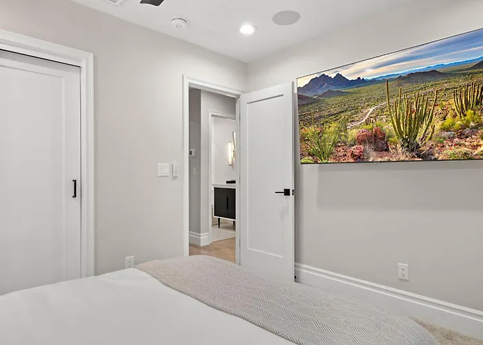 Holiday home Elegant Renovated W Backyard Misters & Pool