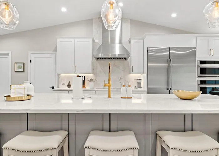 Elegant Renovated W Backyard Misters & Pool Holiday home *