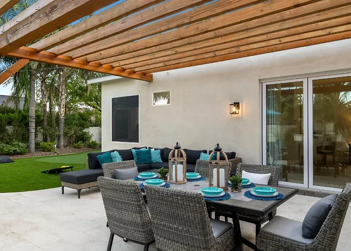 Elegant Renovated W Backyard Misters & Pool Holiday home *