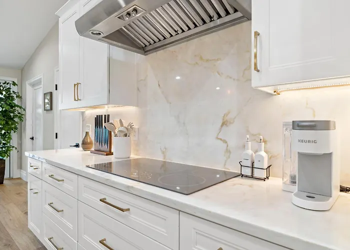 Elegant Renovated W Backyard Misters & Pool Holiday home